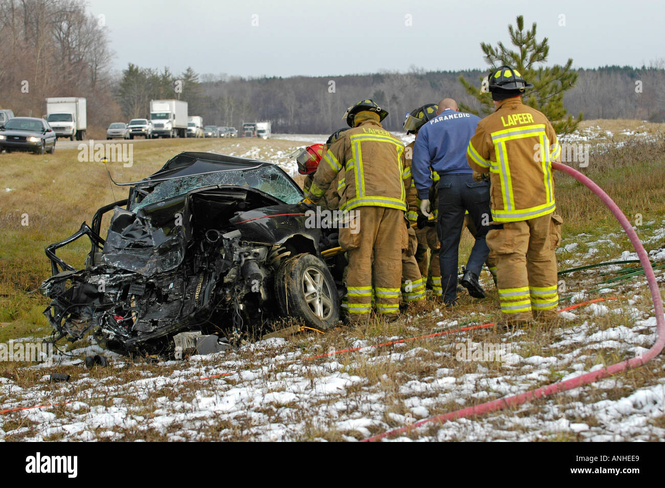 Feuerwehrleute kümmern sich um verletzte Crash-Opfer eines Kopfes auf Automobil Absturz Stockfoto