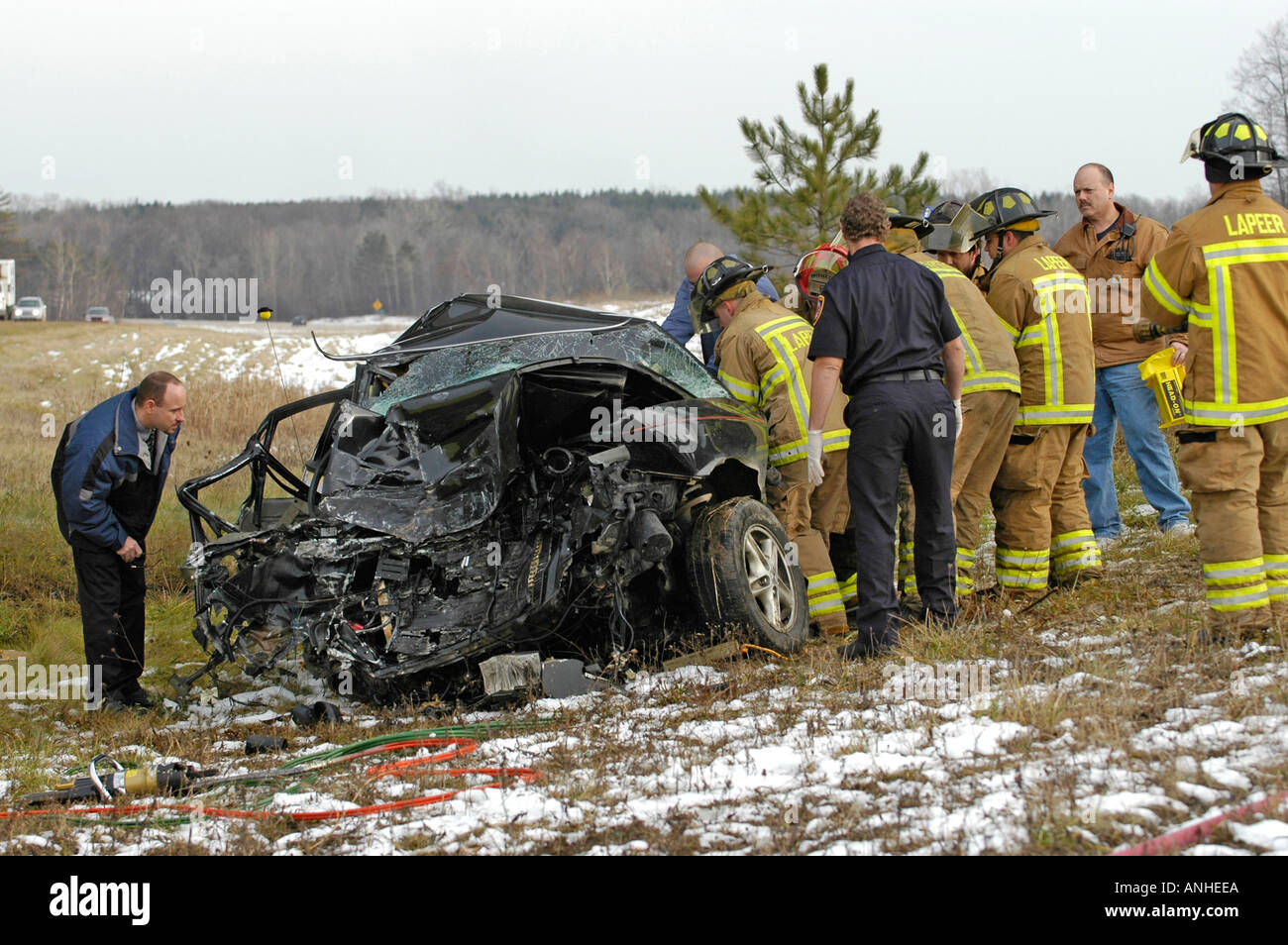 Feuerwehrleute kümmern sich um verletzte Crash-Opfer eines Kopfes auf Automobil Absturz Stockfoto