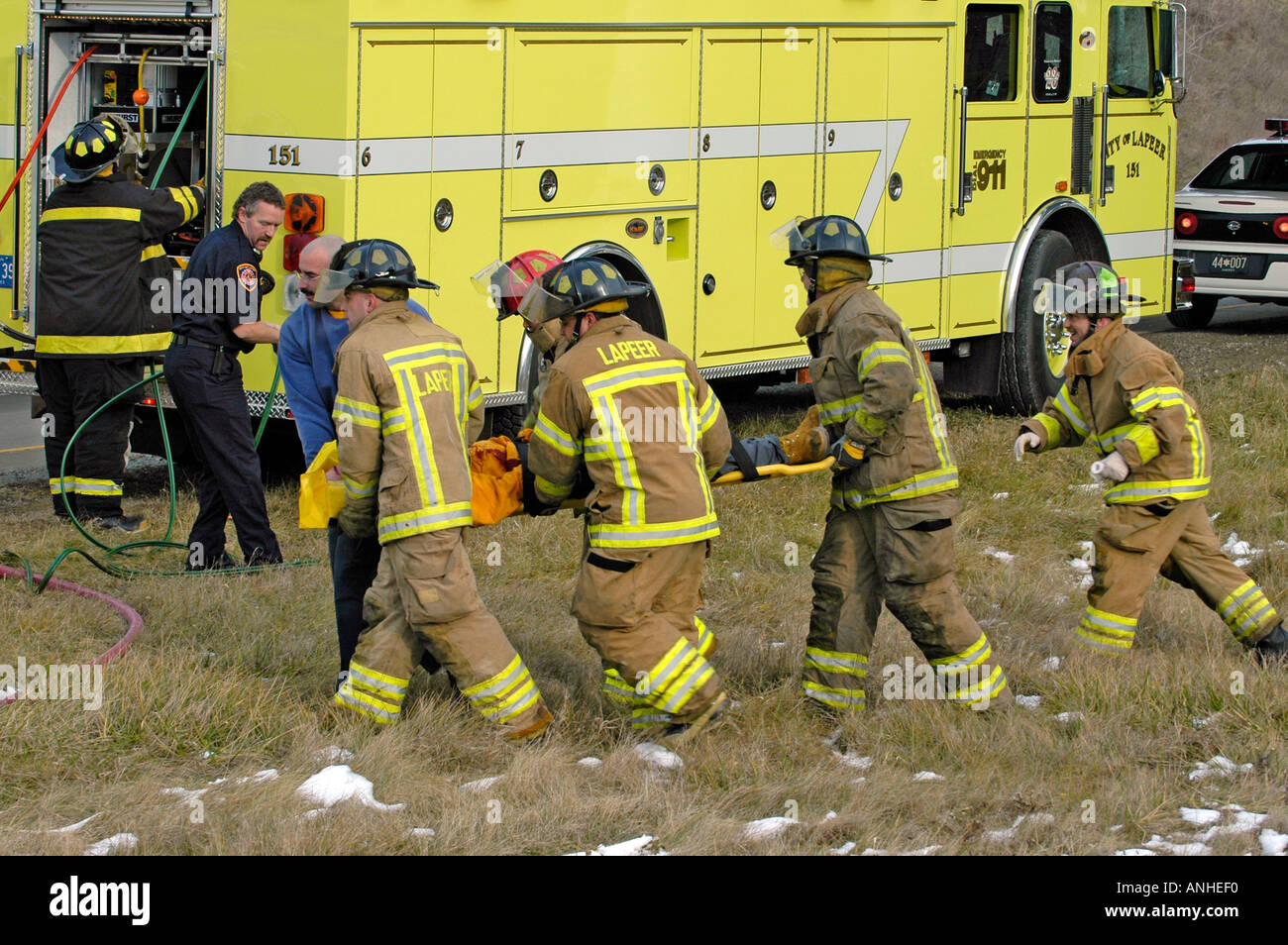 Feuerwehrleute kümmern sich um verletzte Crash-Opfer eines Kopfes auf Automobil Absturz Stockfoto