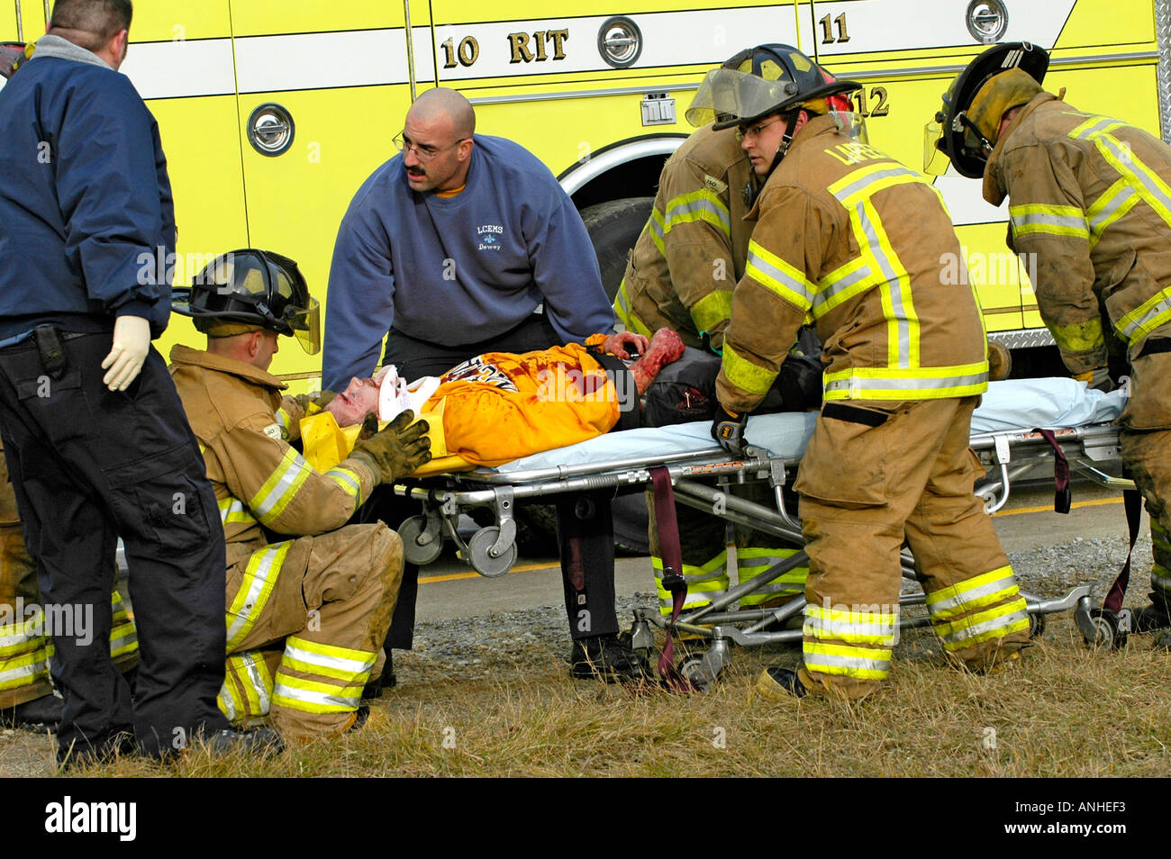Feuerwehrleute kümmern sich um verletzte Crash-Opfer eines Kopfes auf Automobile Crash Unfall Auto Auto Stockfoto
