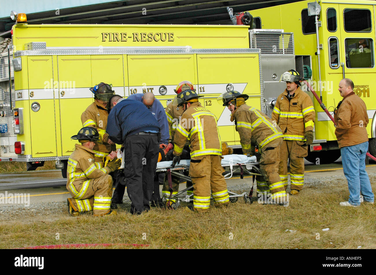 Feuerwehrleute kümmern sich um verletzte Crash-Opfer eines Kopfes auf Automobil Absturz Stockfoto