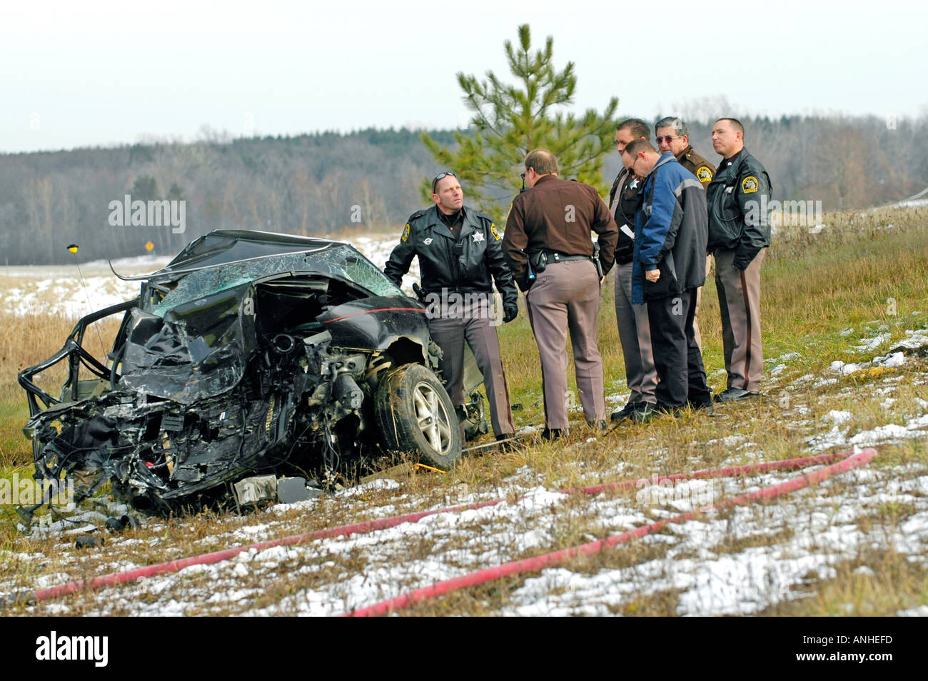 Feuerwehrleute kümmern sich um verletzte Crash-Opfer eines Kopfes auf Automobil Absturz Stockfoto