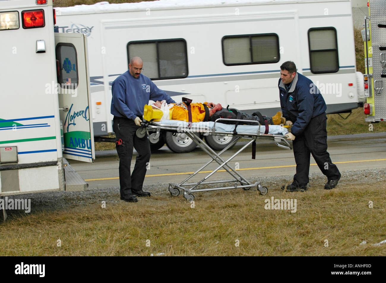 Feuerwehrleute kümmern sich um verletzte Crash-Opfer eines Kopfes auf Automobil Absturz Stockfoto