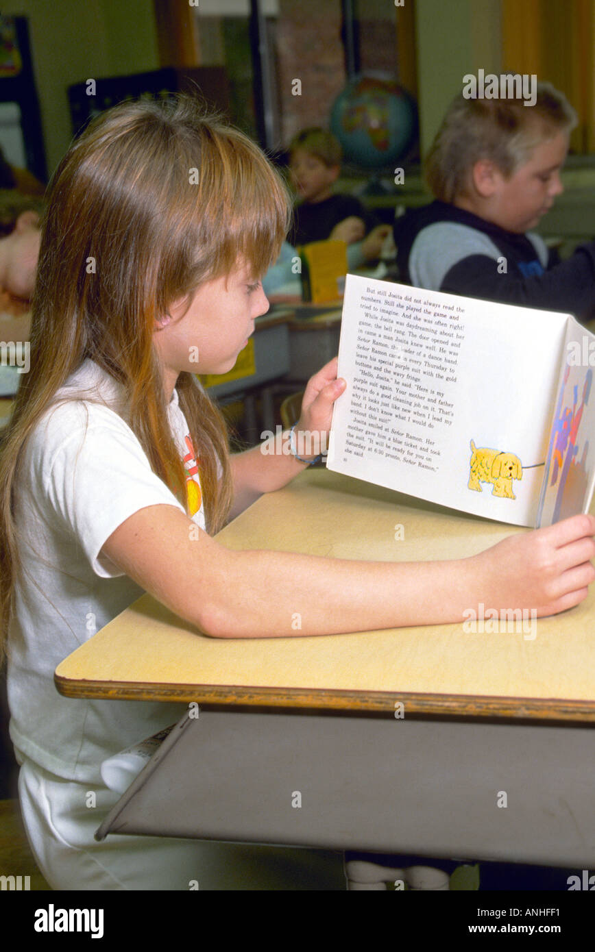 Schüler der dritten Klasse arbeitet an Lektüre im Englischunterricht Stockfoto