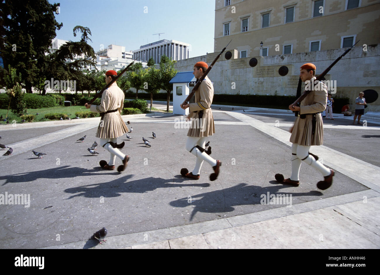 Griechische Soldaten in traditioneller Kleidung vor dem Grab des unbekannten Soldaten Syntagma Square Athen Griechenland Stockfoto