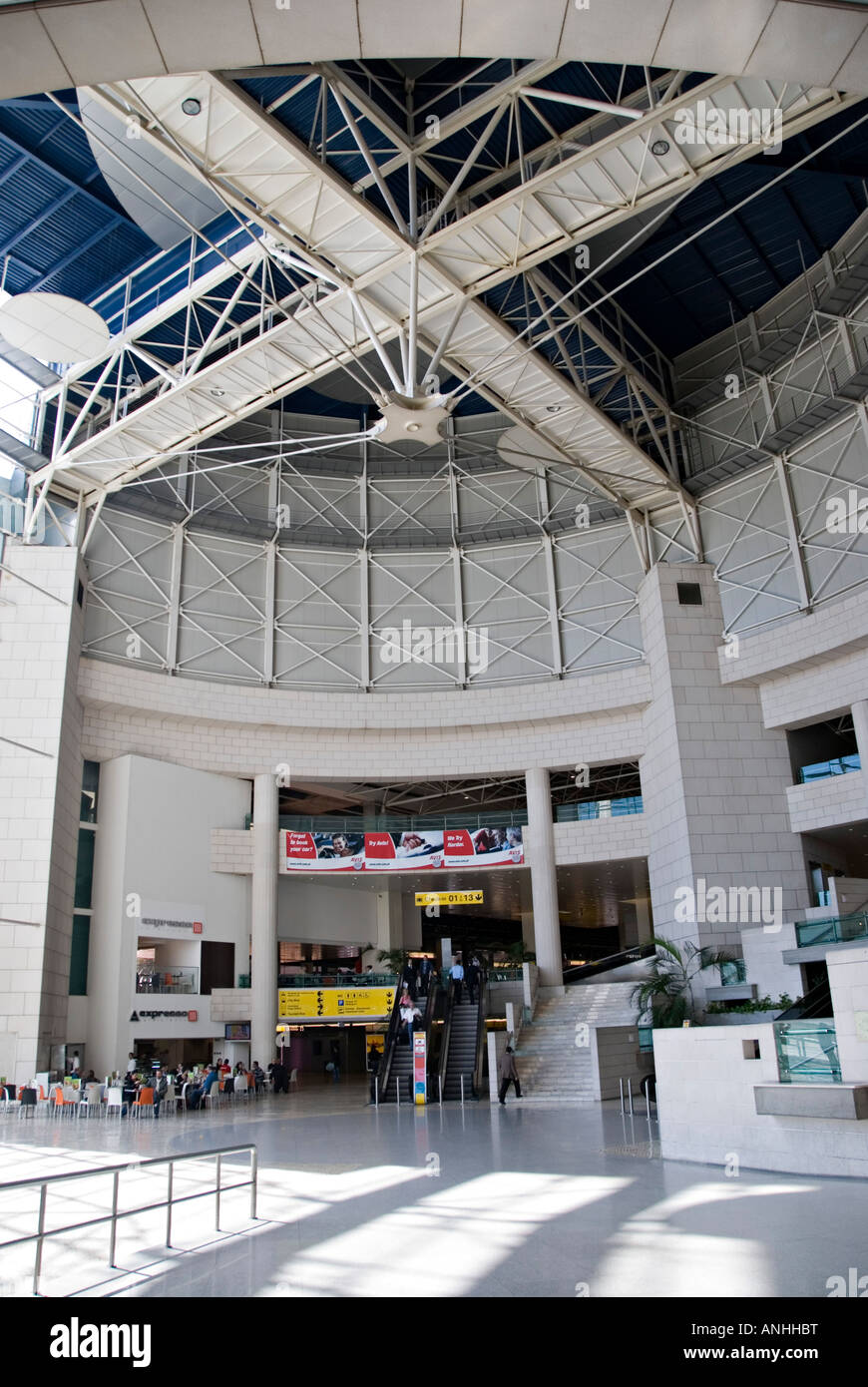 Der Innenraum des Terminal 1 am Flughafen Lissabon (Humberto Delgado Flughafen), Lissabon, Portugal Stockfoto