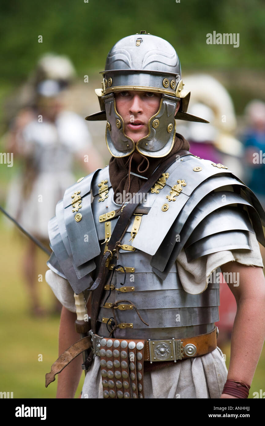 Mann verkleidet als ein römischer Soldat, Chedworth Villa, Gloucestershire, UK Stockfoto