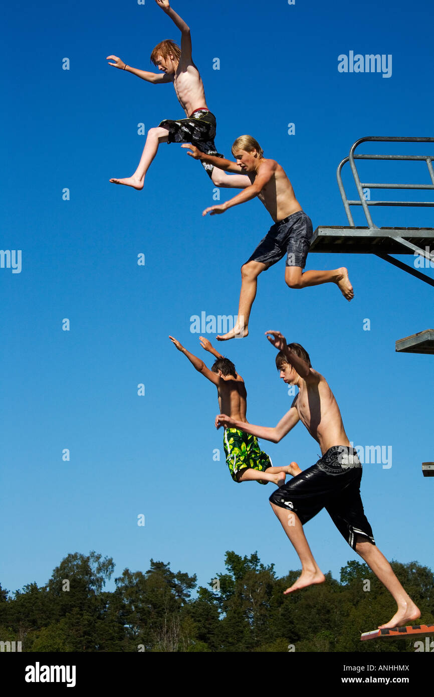 vier Jungs springen bei einem Bad Stockfoto