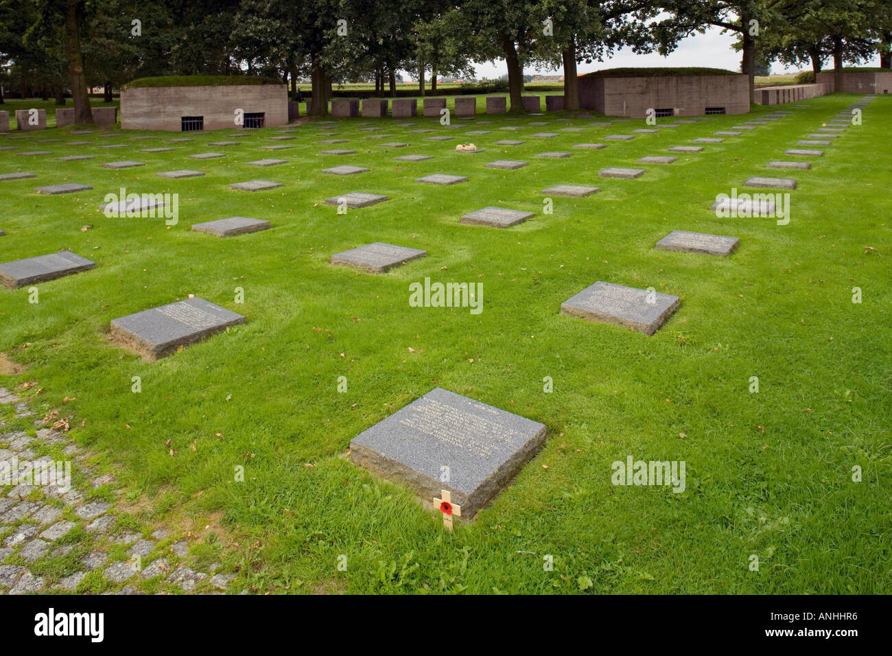 Gräber und Bunker auf Langemark deutscher militärischer Friedhof von WW1 Soldaten in der Nähe von Ypern in Belgien Stockfoto