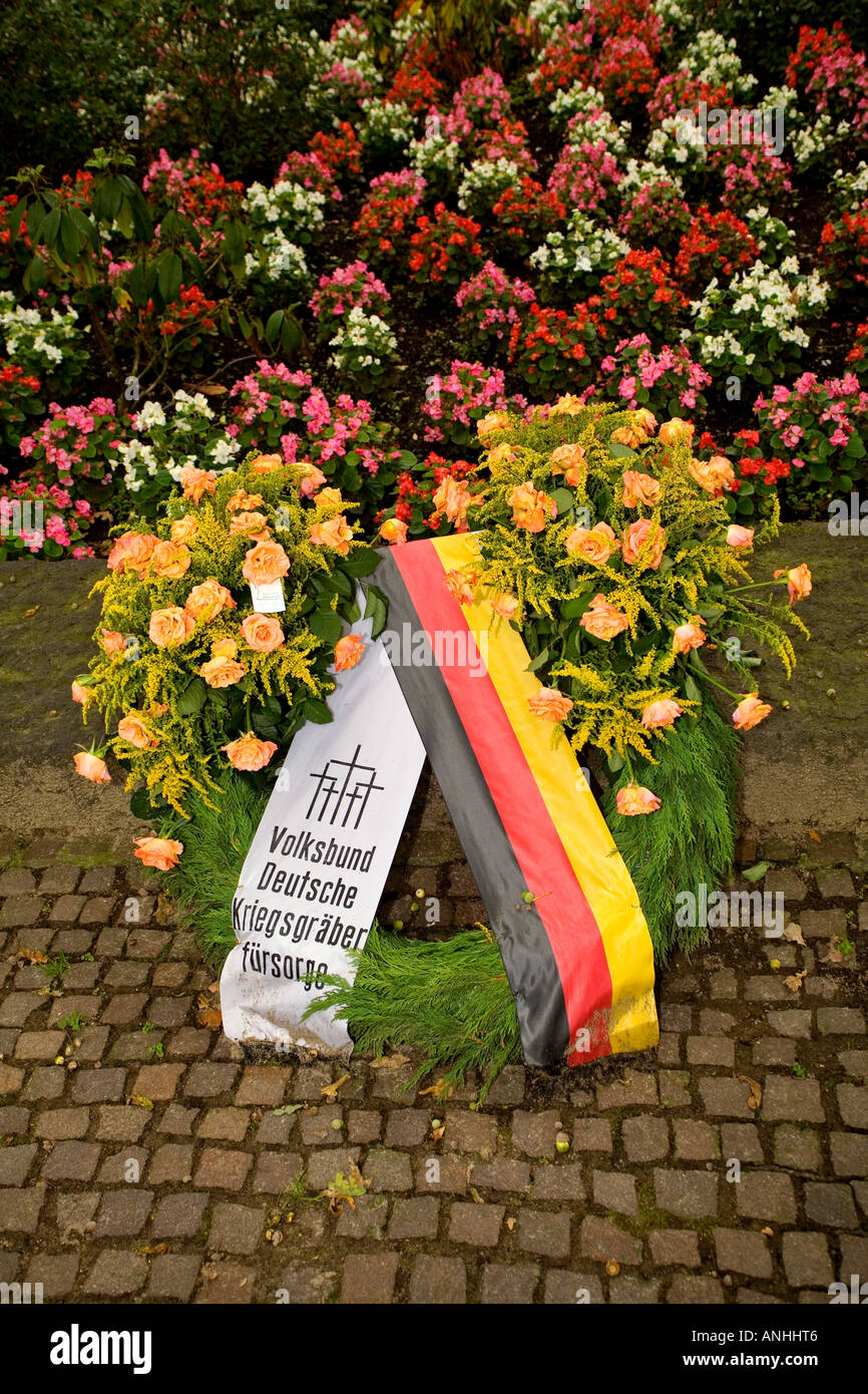 Blumen auf Masse Grab bei Langemark deutschen militärischen Friedhof von WW1 Soldaten in der Nähe von Ypern in Belgien Stockfoto
