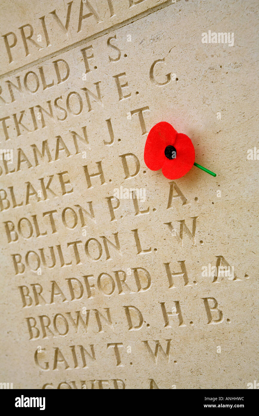 Namen auf das Denkmal für die fehlenden am Tyne Cot britischen Soldatenfriedhof in der Nähe von Ypern, Belgien. Stockfoto