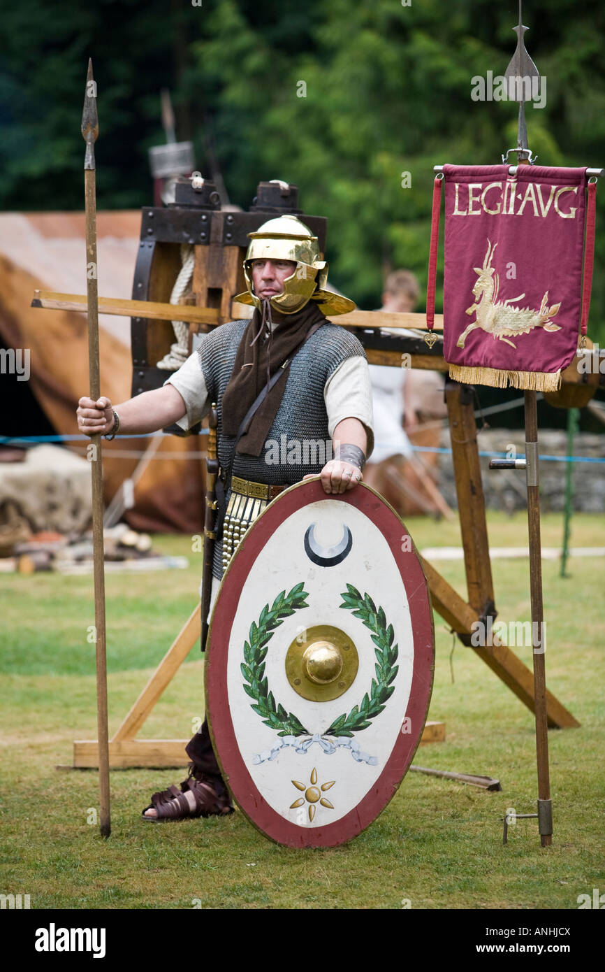 Mann verkleidet als Roman Auxiliary Soldat, Chedworth Villa, Gloucestershire, UK Stockfoto