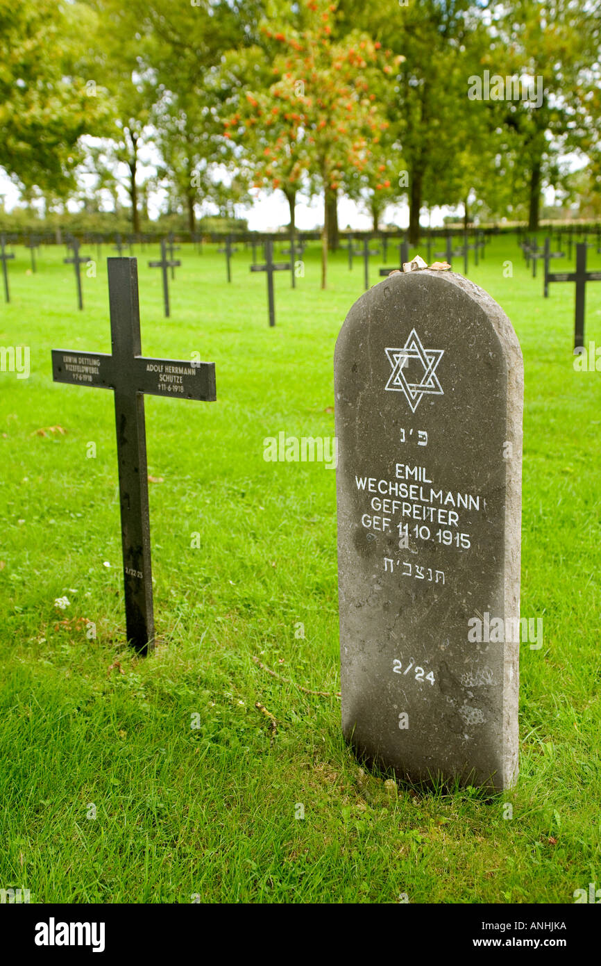 WW1 jüdische deutsche Soldaten Grabstein inmitten der Kreuze im Reichswehrministerium deutschen Friedhof in der Somme in der Nähe von Albert in Frankreich Stockfoto