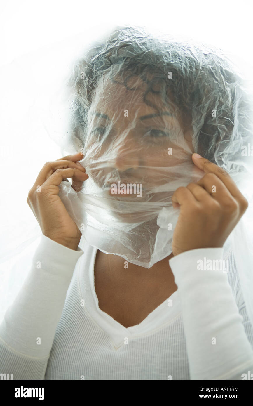 Frau mit Plastiktüte über den Kopf, Blick in die Kamera Stockfotografie Alamy