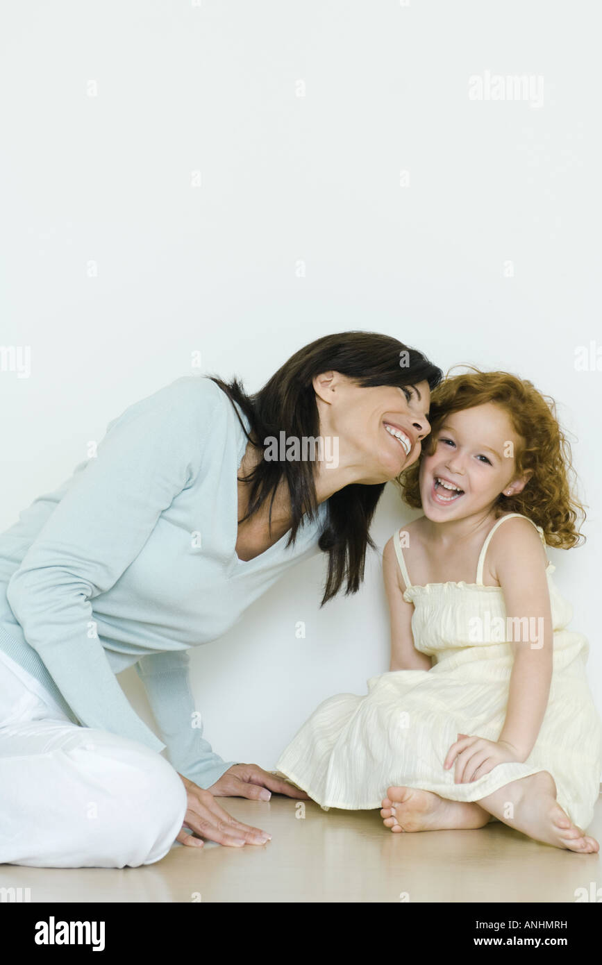 Mutter und Mädchen lächelnd Stockfoto