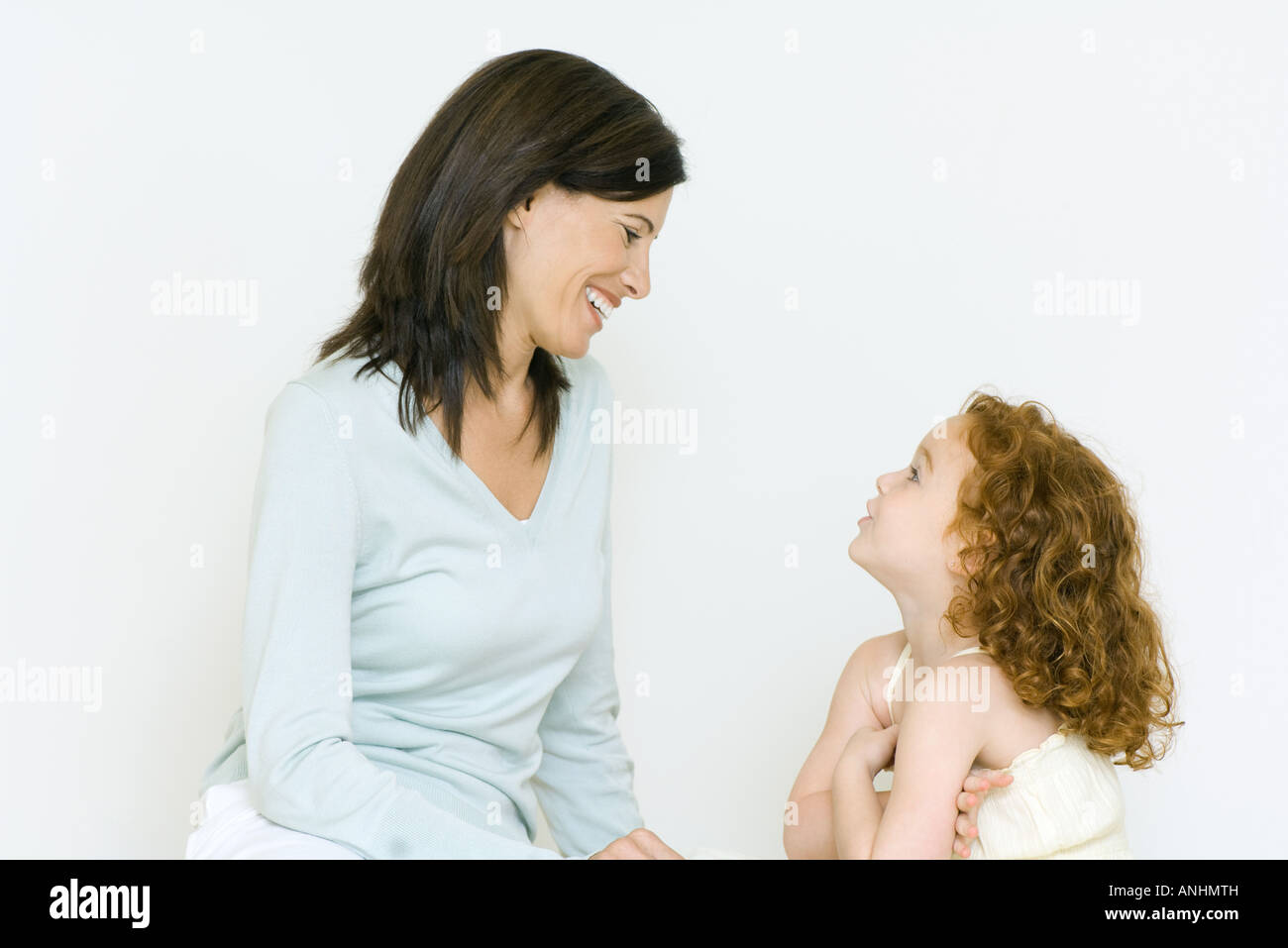 Frau und kleines Mädchen mit Diskussion, Lächeln Stockfoto