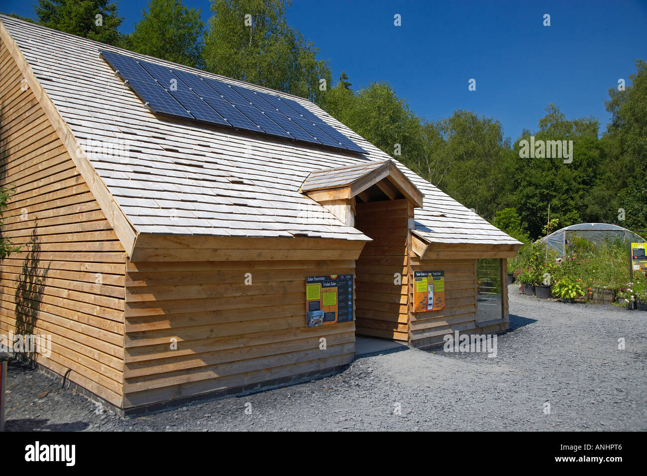 Gebäude ausgestattet mit Sonnenkollektoren im Zentrum für Alternative Technologie in Machynlleth Mid Wales Stockfoto