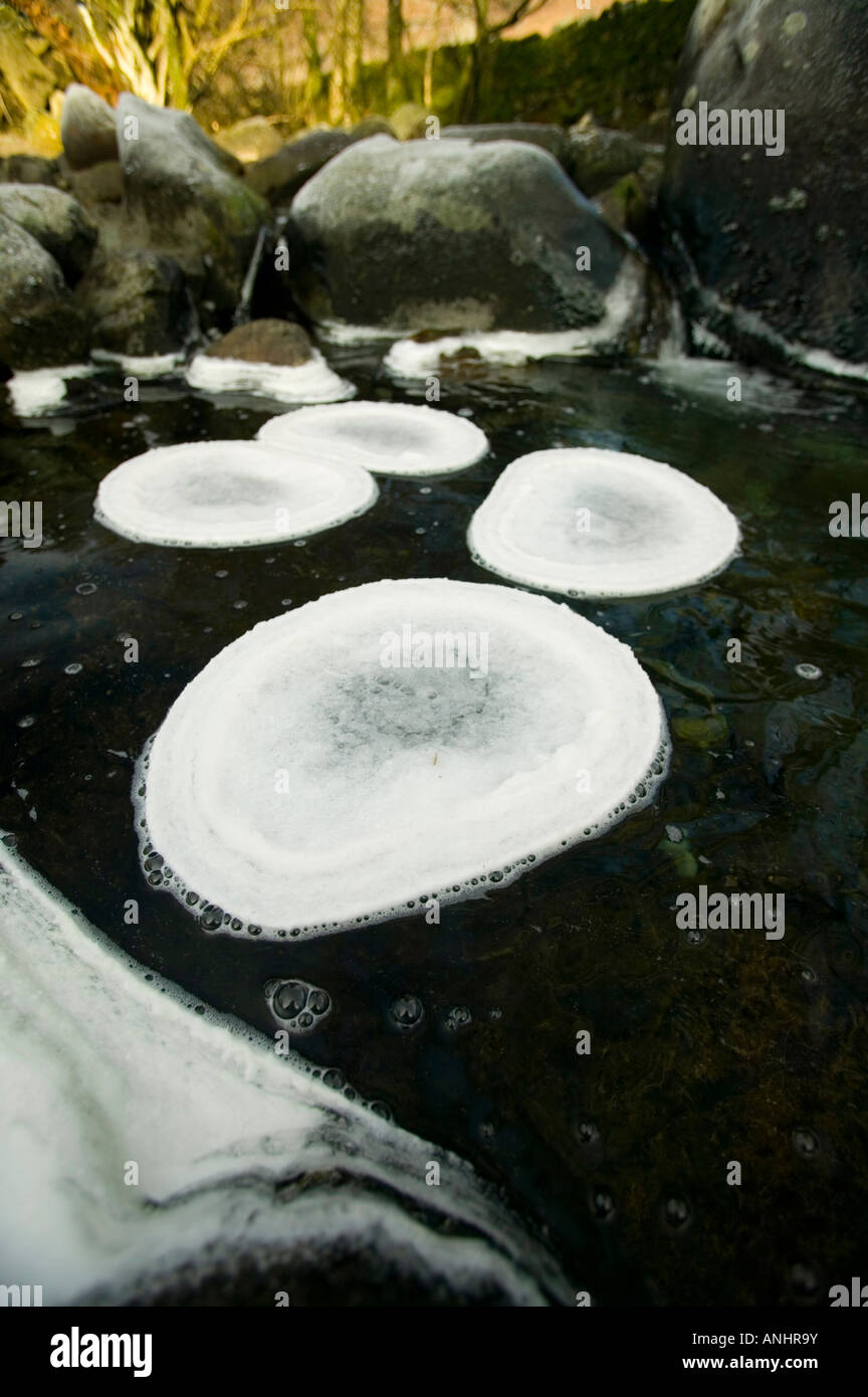 Ein teilweise gefrorenen Fluss im Easedale in der Nähe von Grasmere im Lake District während einer Kältewelle Stockfoto