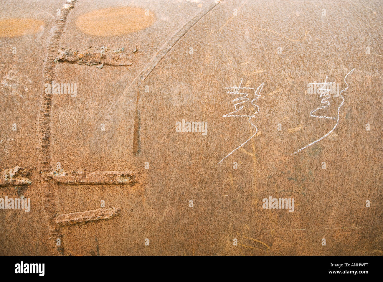 Metalloberfläche mit chinesischen Schriftzeichen handschriftlich in der Kreide Stockfoto