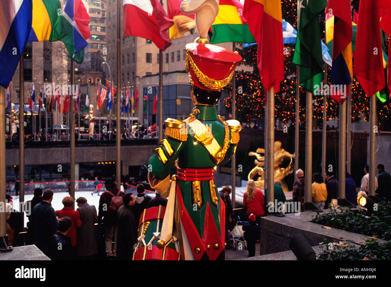 Weihnachtsdekoration im New York City, Rockefeller Center Komplex. Eislaufbahn, Weihnachtsbaum, internationale Flaggen und bemalter Soldat aus Holz. USA Stockfoto