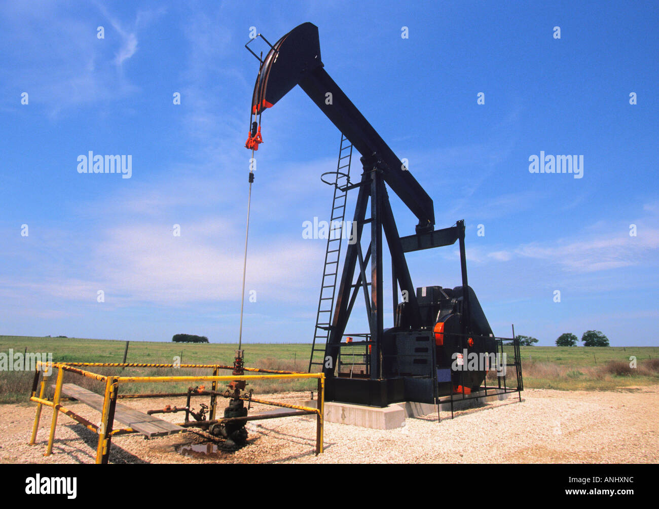 Ölpumpe oder Ölheber oder nickender Esel oder Pumpenheber, Texas USA. Industrielle Pumpmaschinen und Anlagen für die Kraftstoffabsaugung. Erdöl und Erdgas Stockfoto