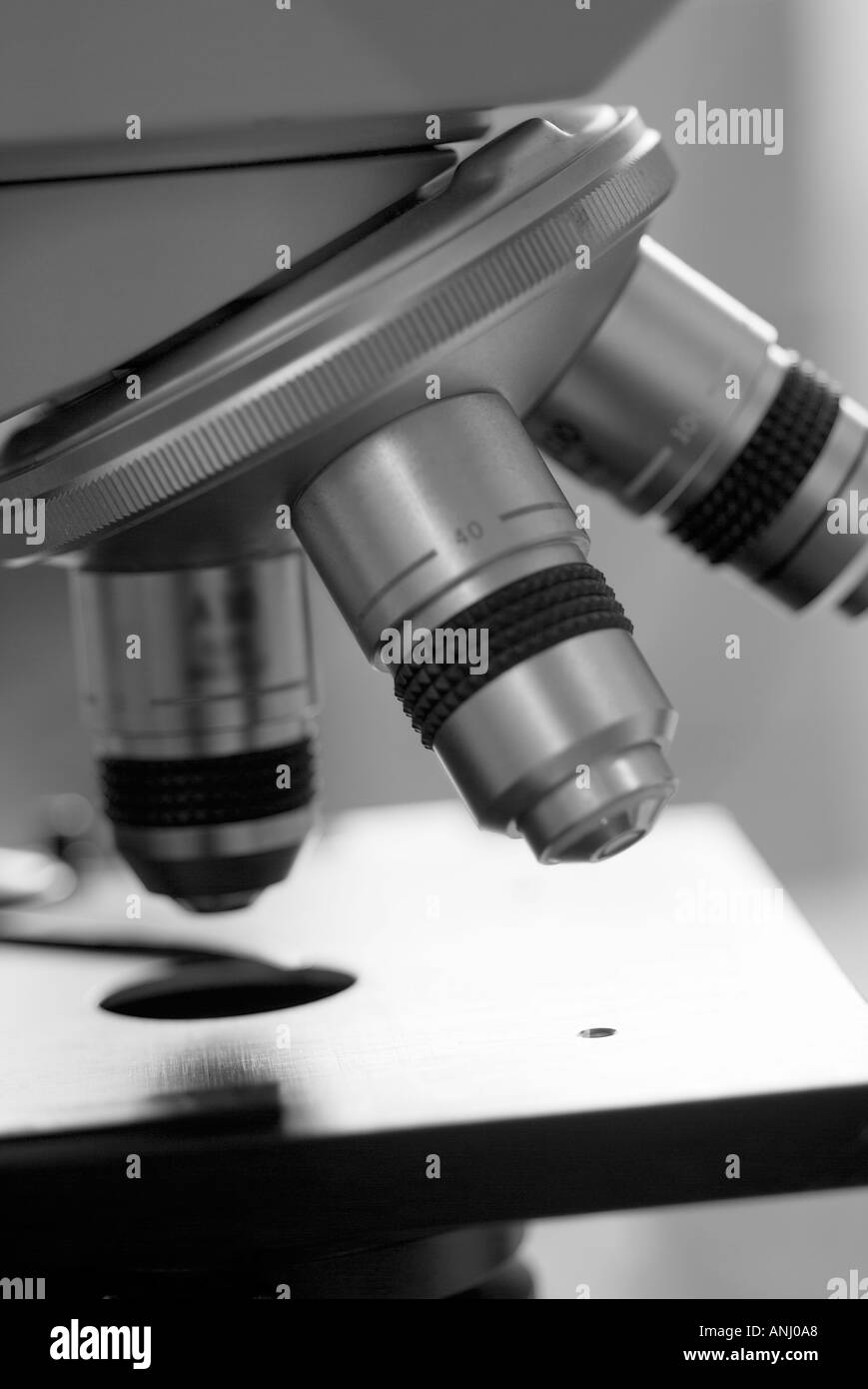Wissenschaft Forschung medizinische Biologie Chemie Krebs flüssigen Lab Labortisch arbeiten Objektiv Mikroskop magnific Stockfoto