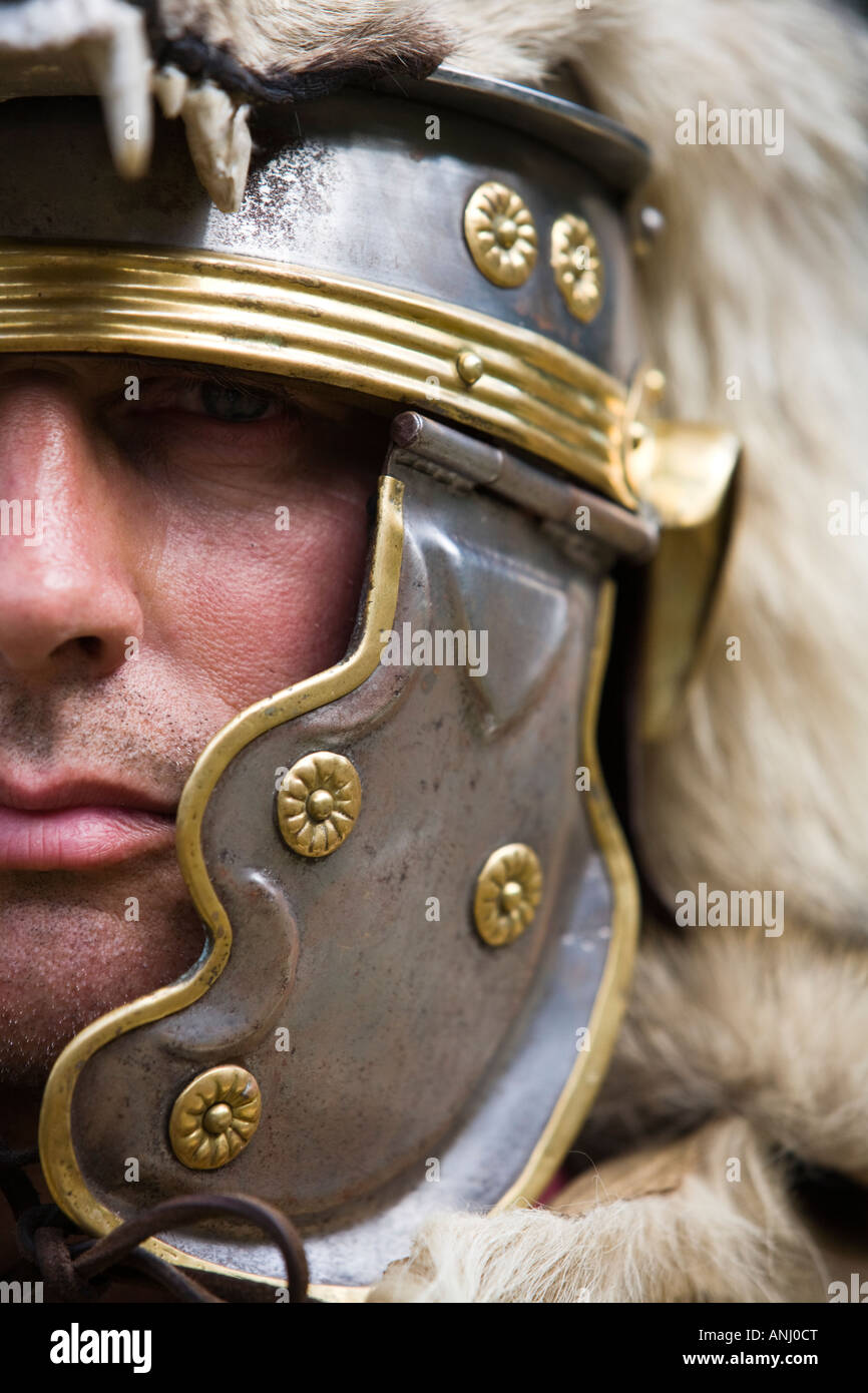 Eine Reenactor gekleidet wie ein Roman Centurion, Chedworth, Gloucestershire, UK Stockfoto