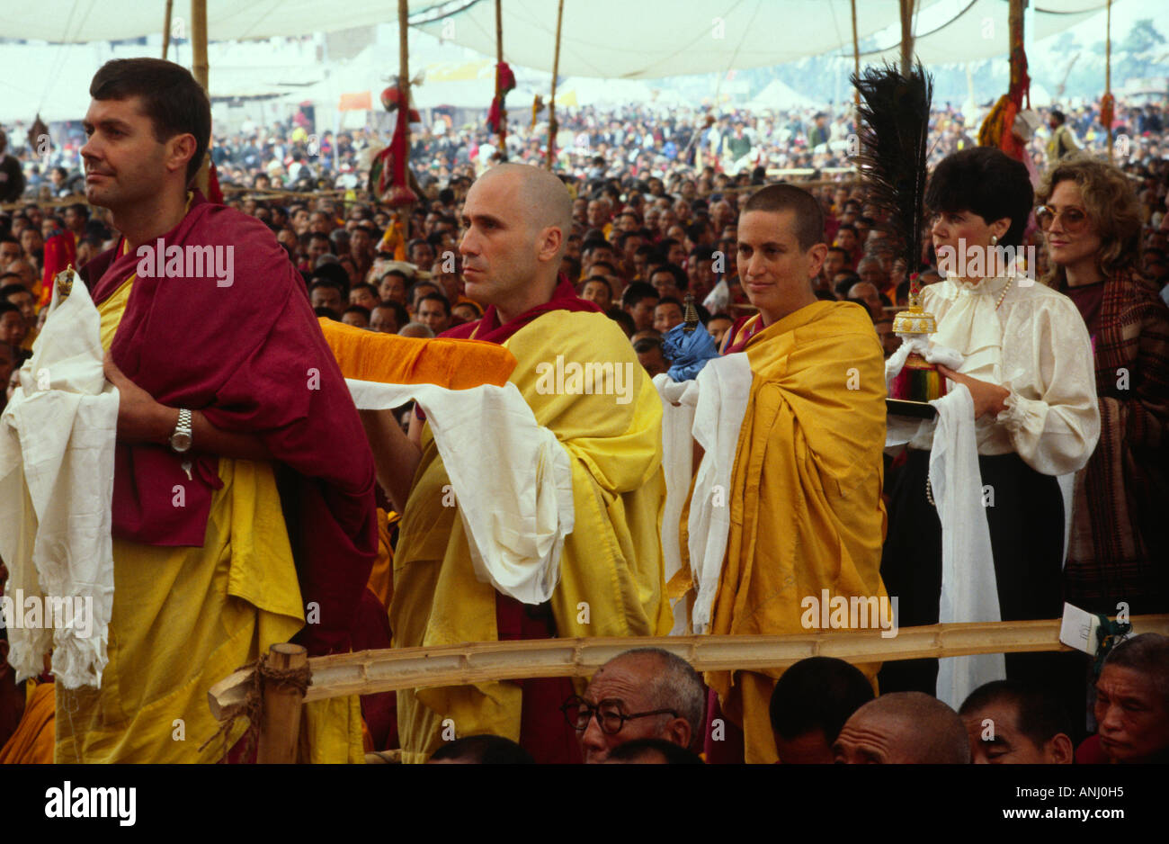 Westliche buddhistische Mönch, Nonnen und Laie mit lebenslangen Angeboten für H.H.Dalai Lama während einer Kalachakra-Initiationsfeier. Bodh Gaya, Bihar. Indien Stockfoto