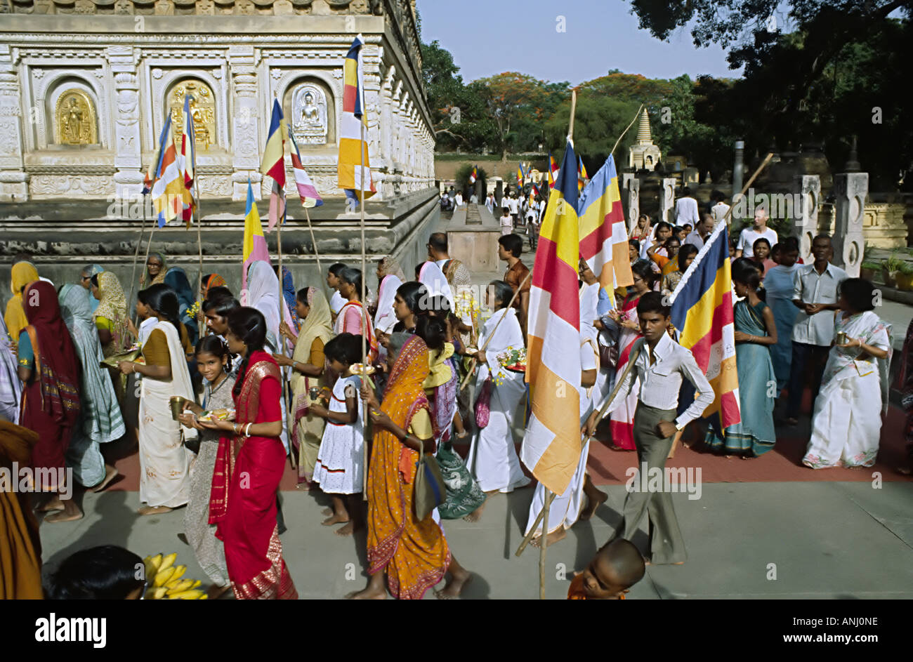 Indianer mit indianischen buddhistischen Flaggen umzingeln Den Mahabodhi-Tempel, eine berühmte Stätte in Bodh Gaya, an der Buddha Erleuchtung erlangt hat. Bihar Indien Stockfoto