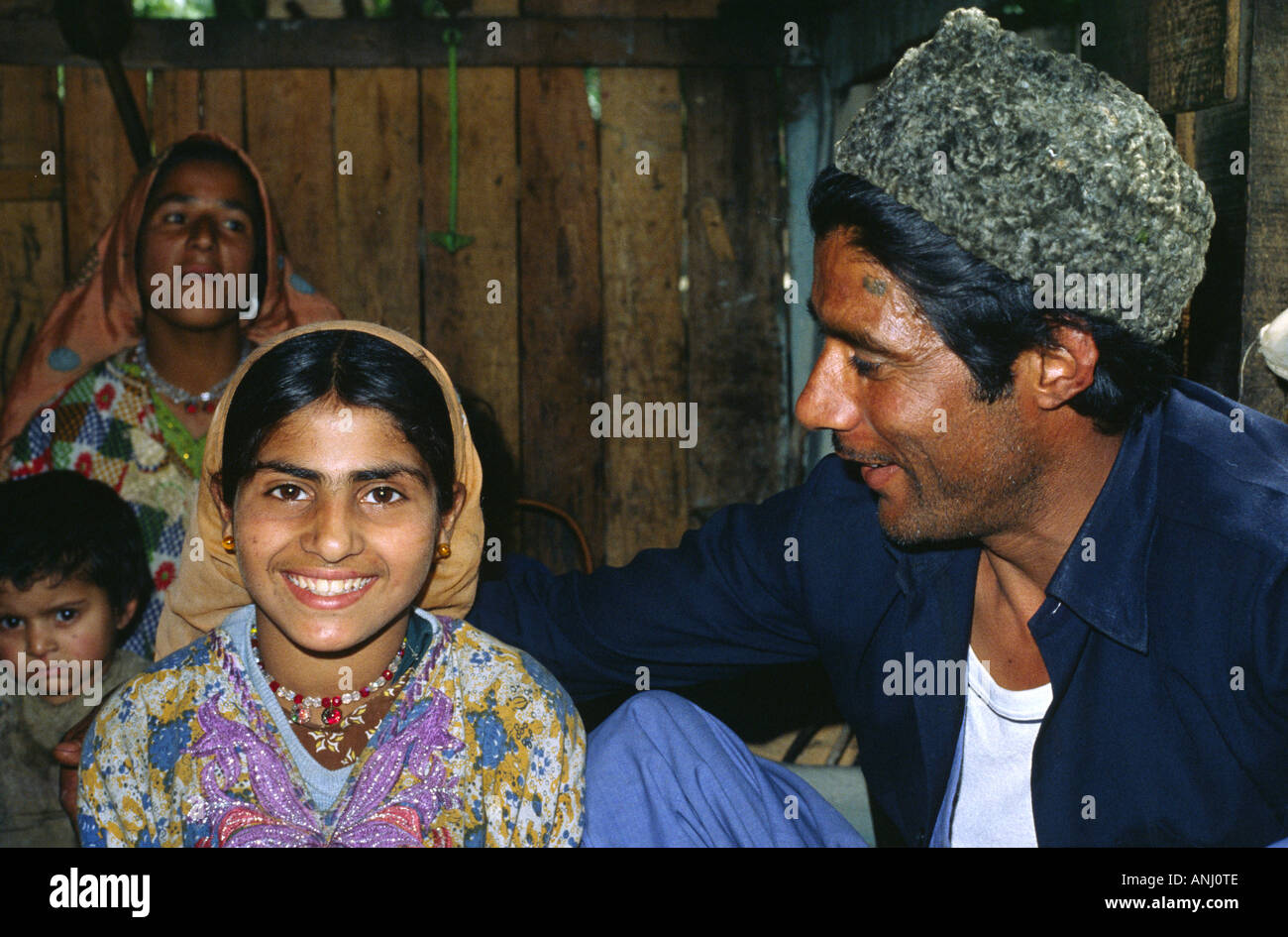 Porträt einer Kashmiri-Familie zu Hause. Srinagar, Kaschmir, Indien Stockfoto
