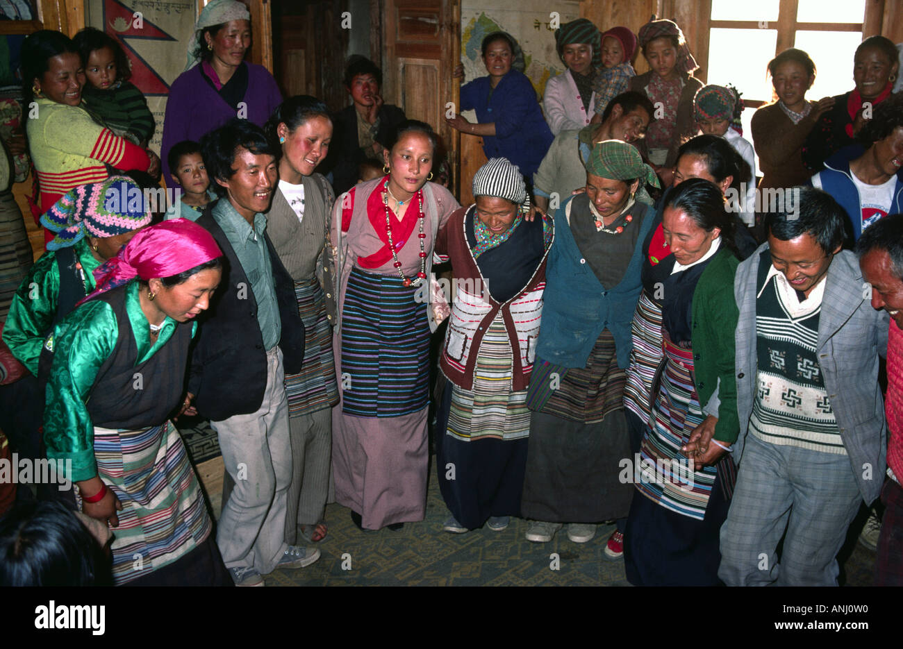 Gesellschaftstanz und -Gesang auf einer Hochzeit in Sherpa. Solukhumbu, Nepal Stockfoto