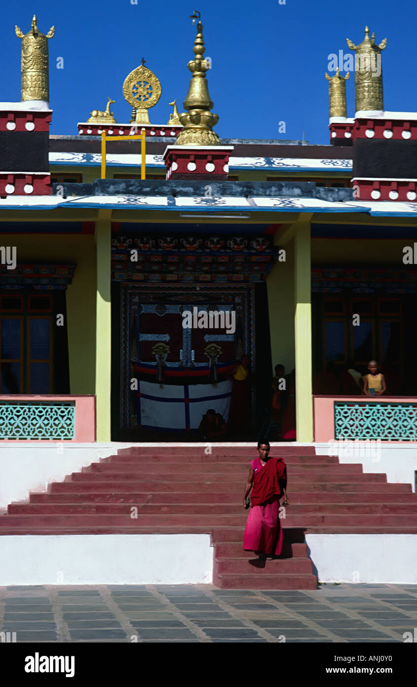 Der tibetische Flüchtlingsmönch geht die Schritte zu einem Kloster in einer tibetischen Flüchtlingssiedlung in Bylakyppe, Karnataka, Südindien, ab Stockfoto