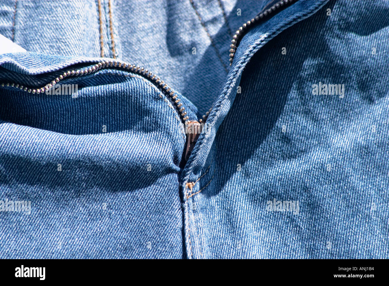 Nahaufnahme eines Reißverschlusses eine blaue jenas Stockfoto