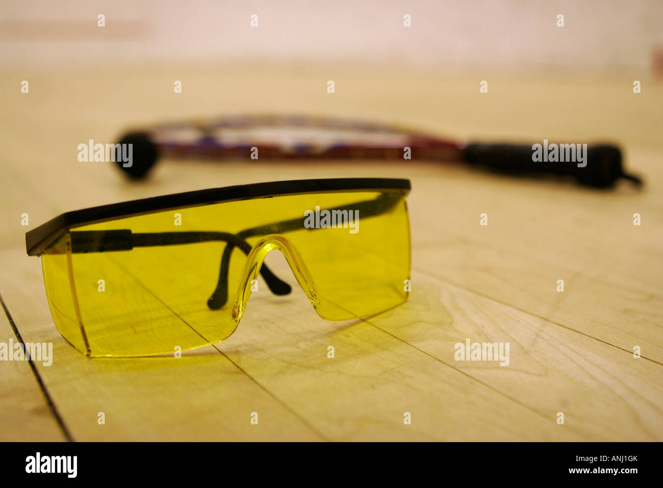Uvex Schutzbrille setz ein Racquetball Raquet. Stockfoto