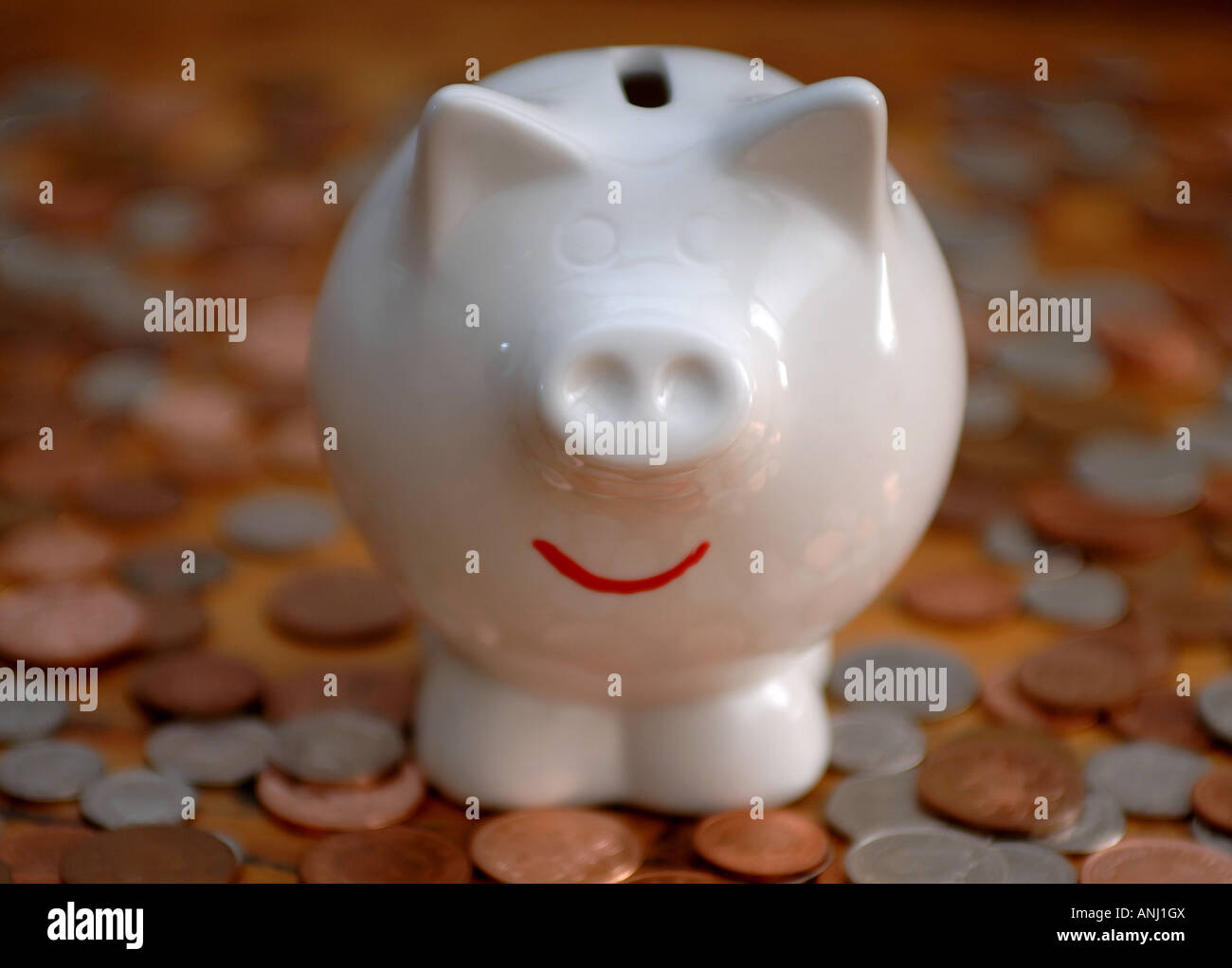 Ein glücklich aussehende Sparschwein veranschaulichen erfolgreiche Spar- und Finanzen Stockfoto