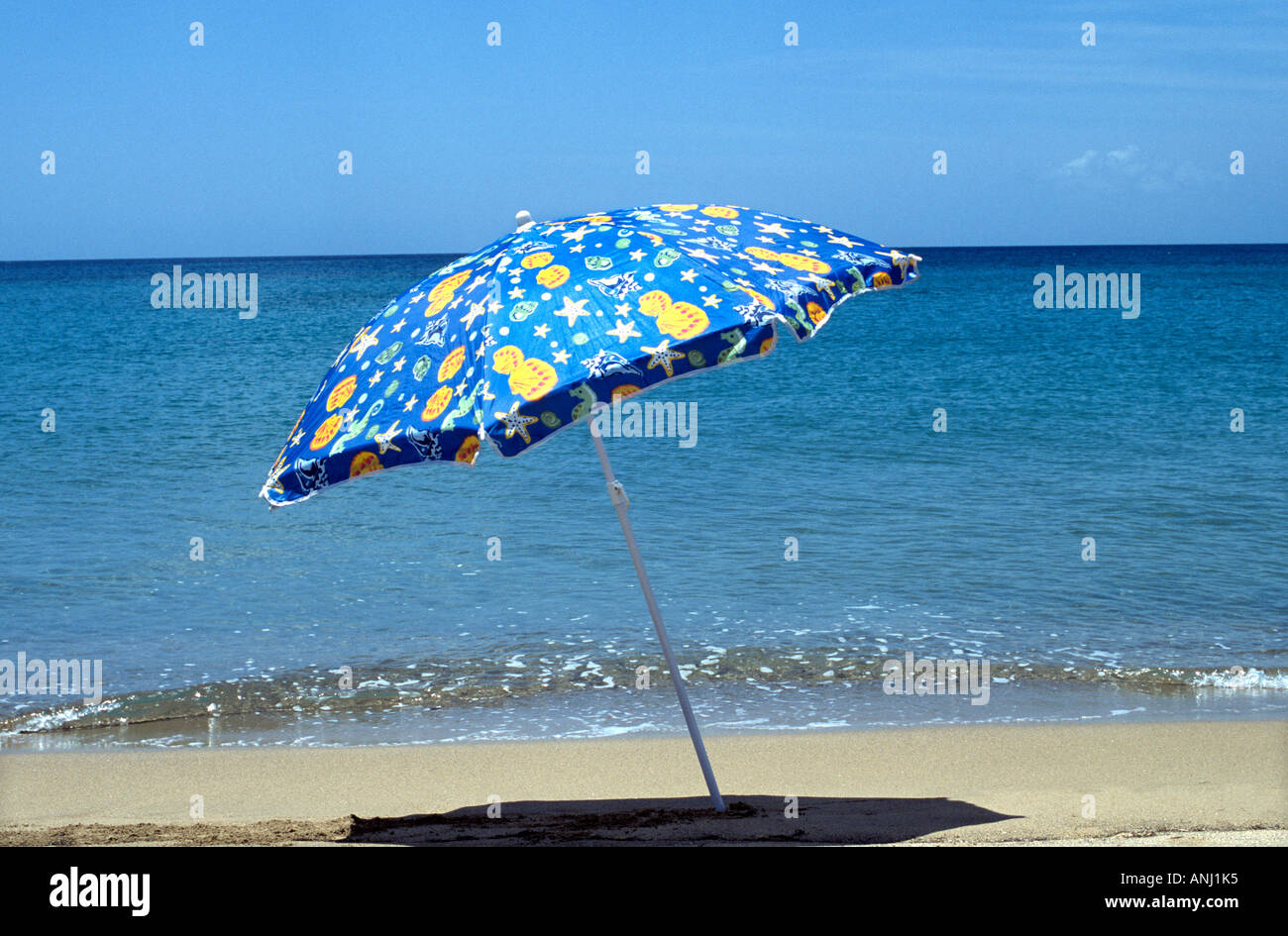 Strand Meer Sonnenschirm Stockfoto