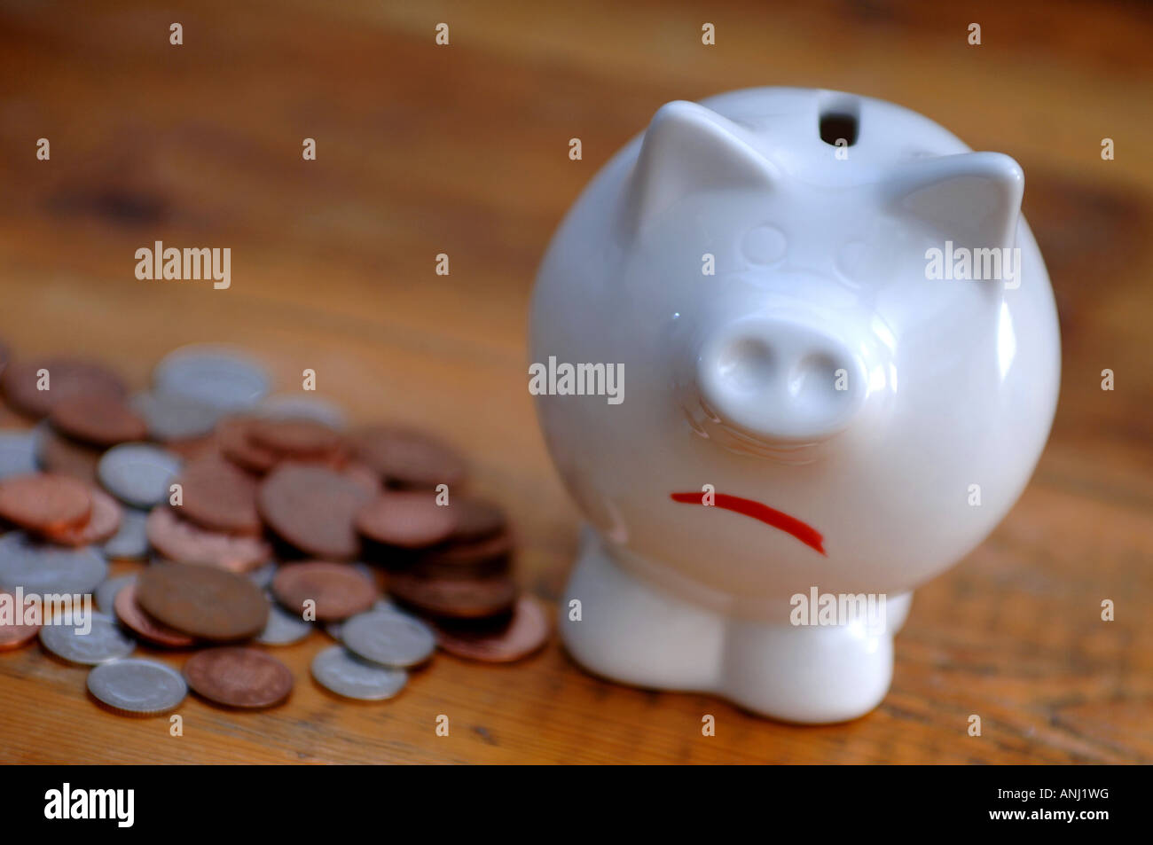 Ein unglücklich aussehenden Sparschwein um Schulden und Einsparungen zu illustrieren Stockfoto