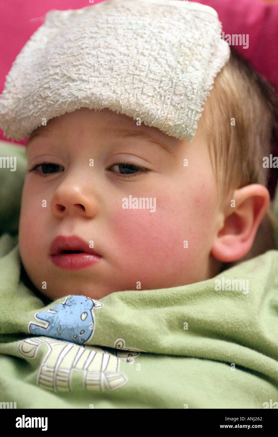 Schließen Sie vertikale Porträt eines Kranken Kleinkindes mit Fieber, mit kaltes  Tuch auf die Stirn Stockfotografie - Alamy