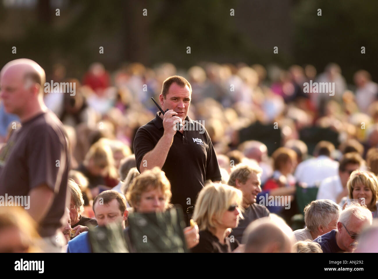 EIN PRIVATER WACHMANN BEI EINEM KONZERT IM WESTONBIRT ABORETUM IN GLOUCESTERSHIRE UK Stockfoto