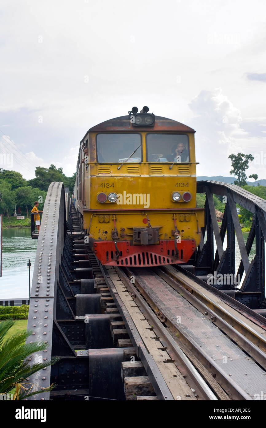 Zug über die Brücke am River Kwai Chiang Mai Thailand Stockfoto