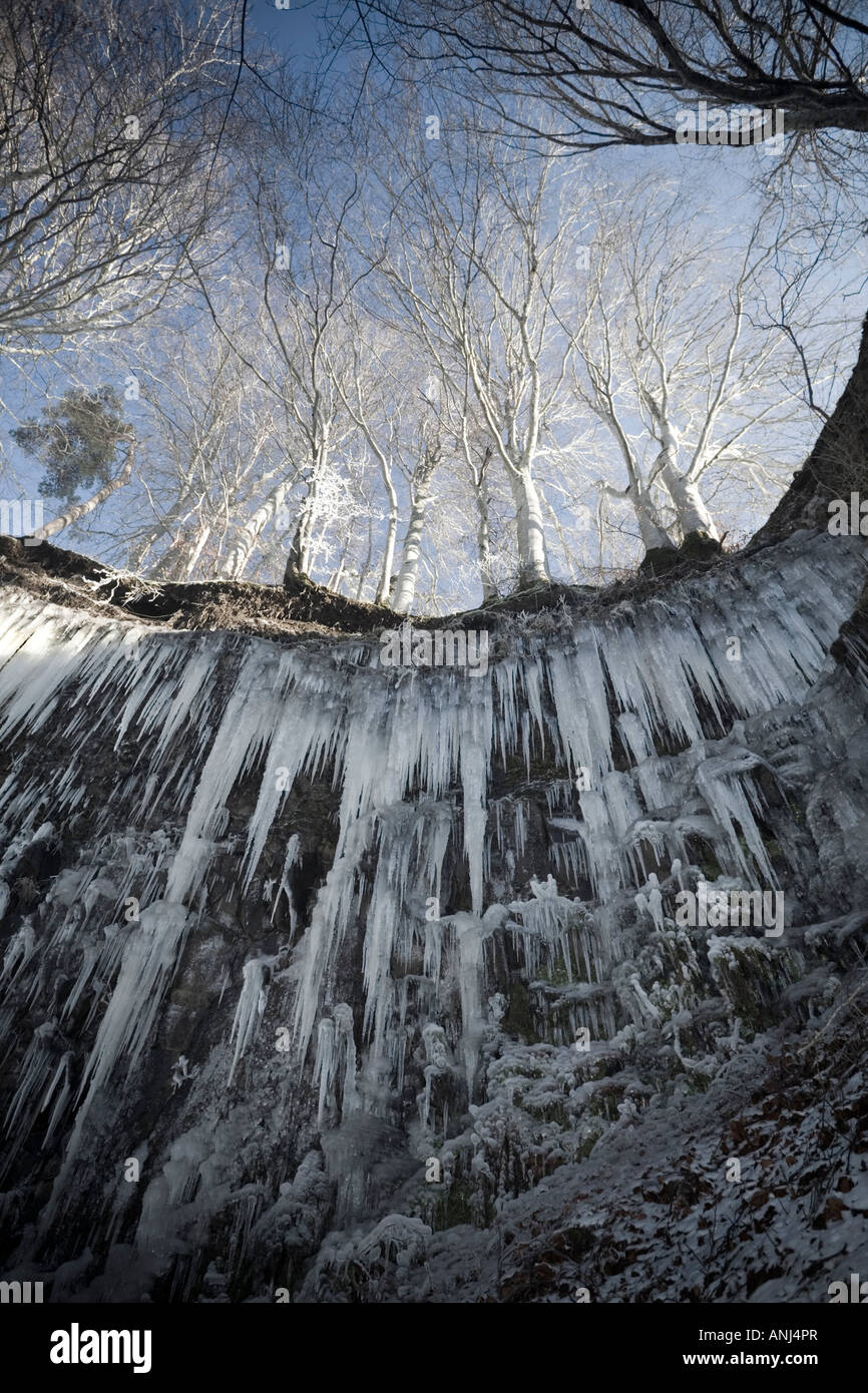 Stalaktiten in der Entraigues Kaskade Einstellung, im Winter (Frankreich). Stalaktiten Sur le Site De La Cascade d'Entraigues En Hiver. Stockfoto