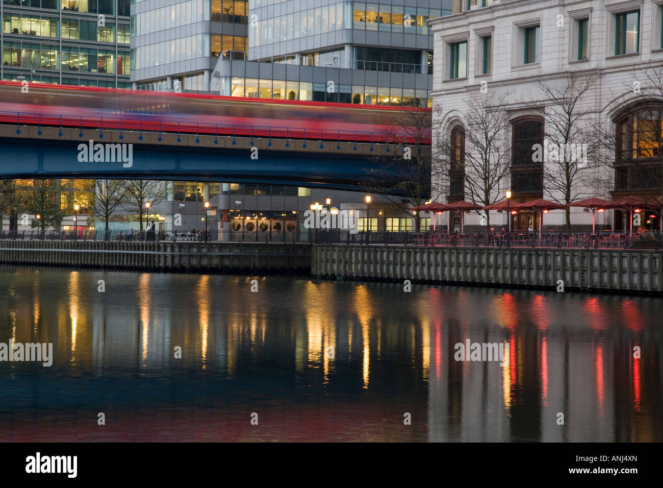 Eine Bahn kreuzt West India Dock in Richtung Heron Quays Stockfoto