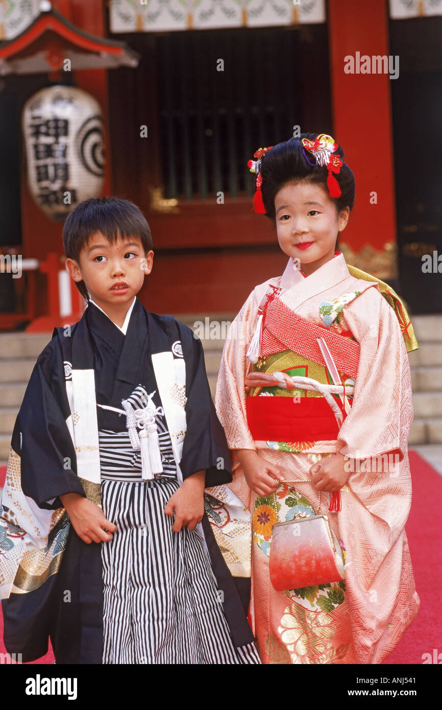 Japanische jungen und Mädchen in Kimonos während Kinder festival Stockfoto