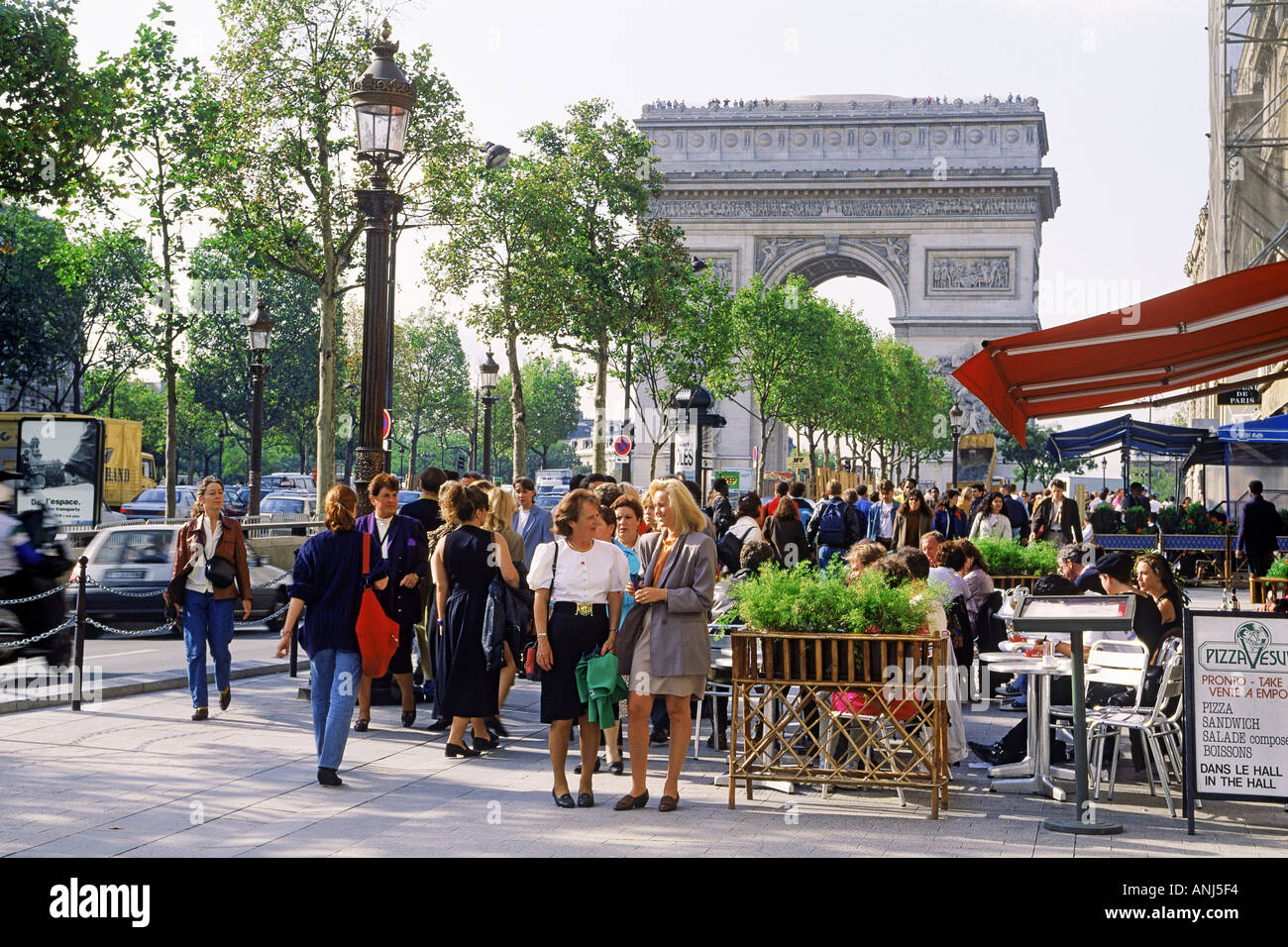Cafe auf der Champs-Elysées mit dem Arc de Triomphe in Paris Stockfoto