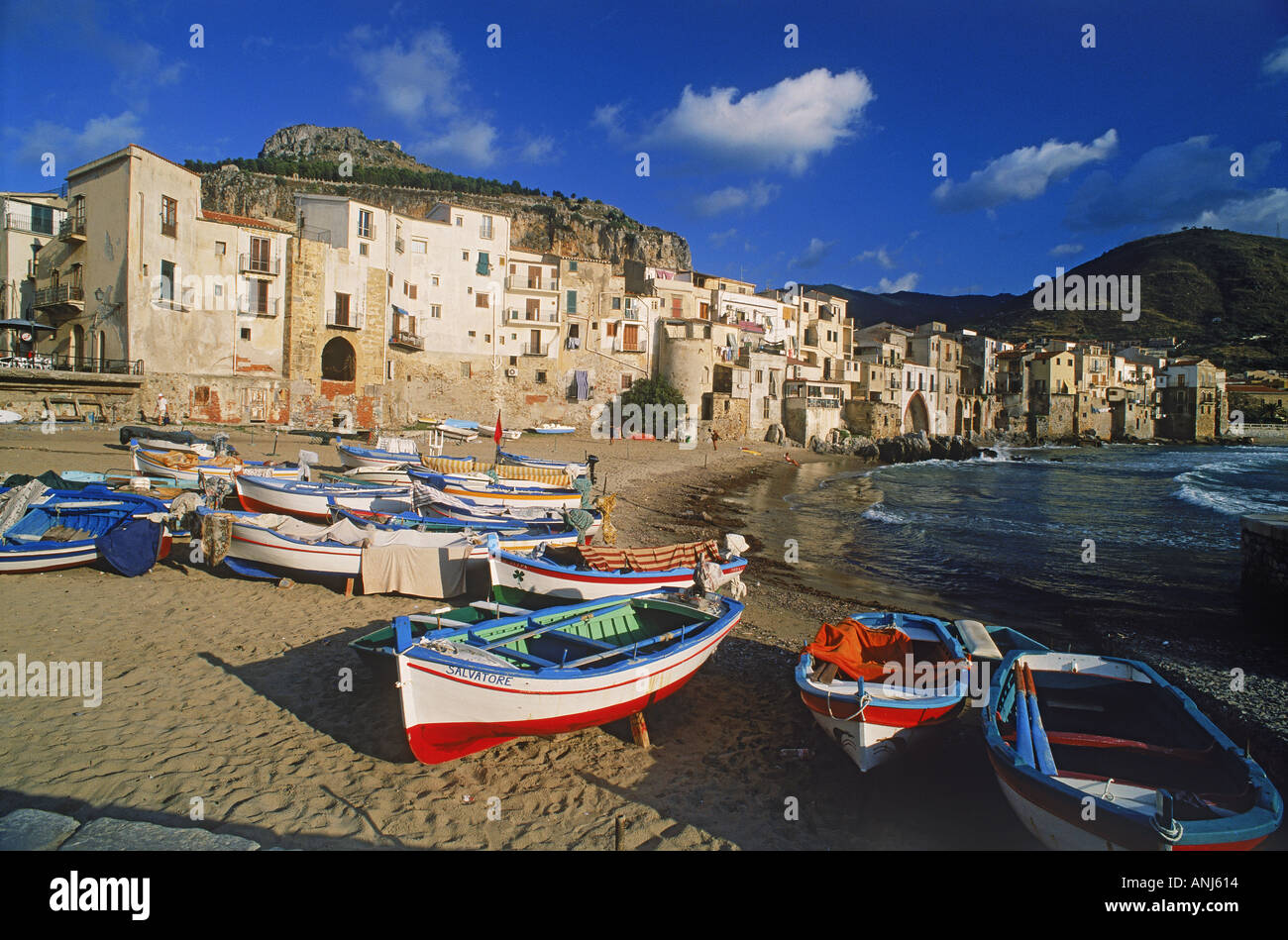 Fischerboote am Strand von Cefalu in Sizilien Stockfoto
