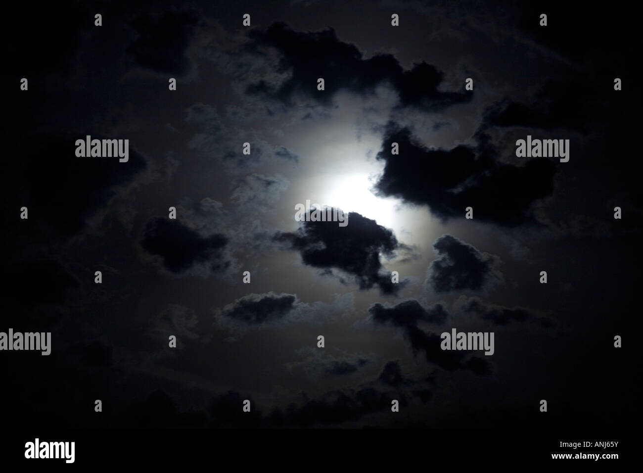 Der volle Mond hinter Wolken (Frankreich). Pleine Lune Cachée Par des Nuages (Frankreich). Stockfoto