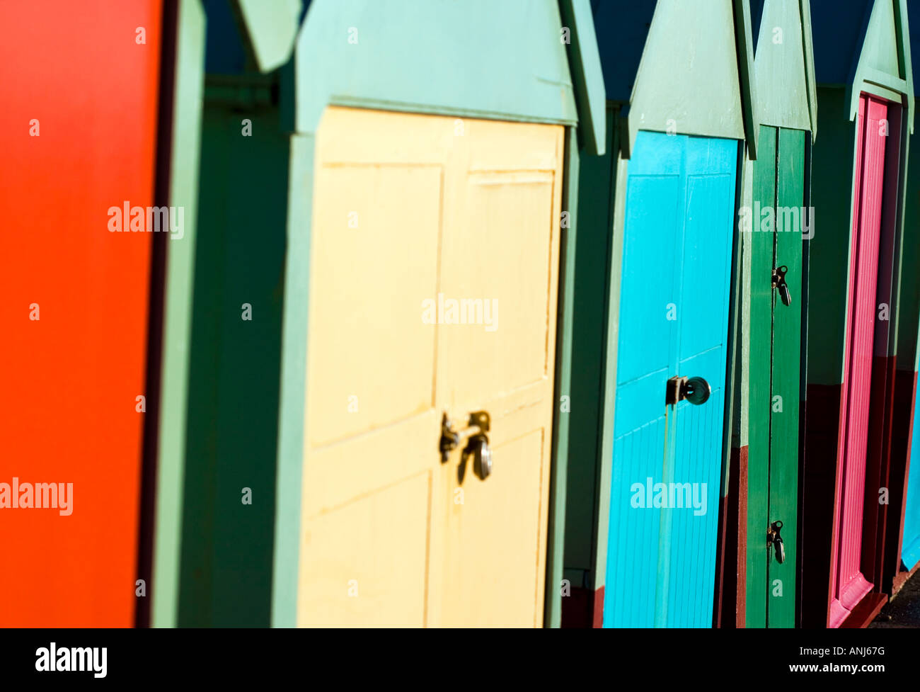Farbenfrohe Strandhütten an Hove Küste East Sussex England UK Stockfoto
