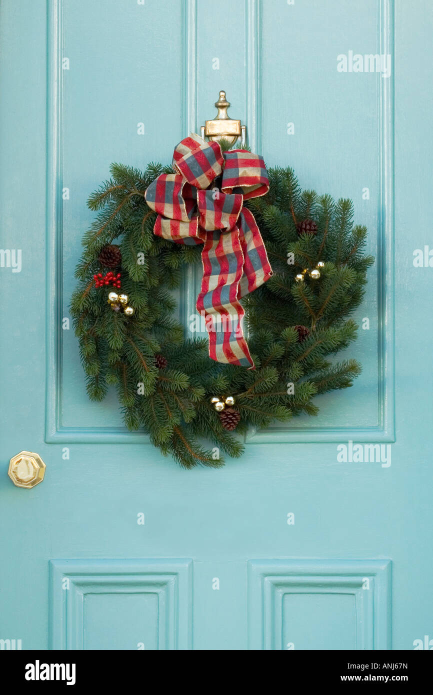 Adventskranz hing an einer blauen Tür Stockfoto