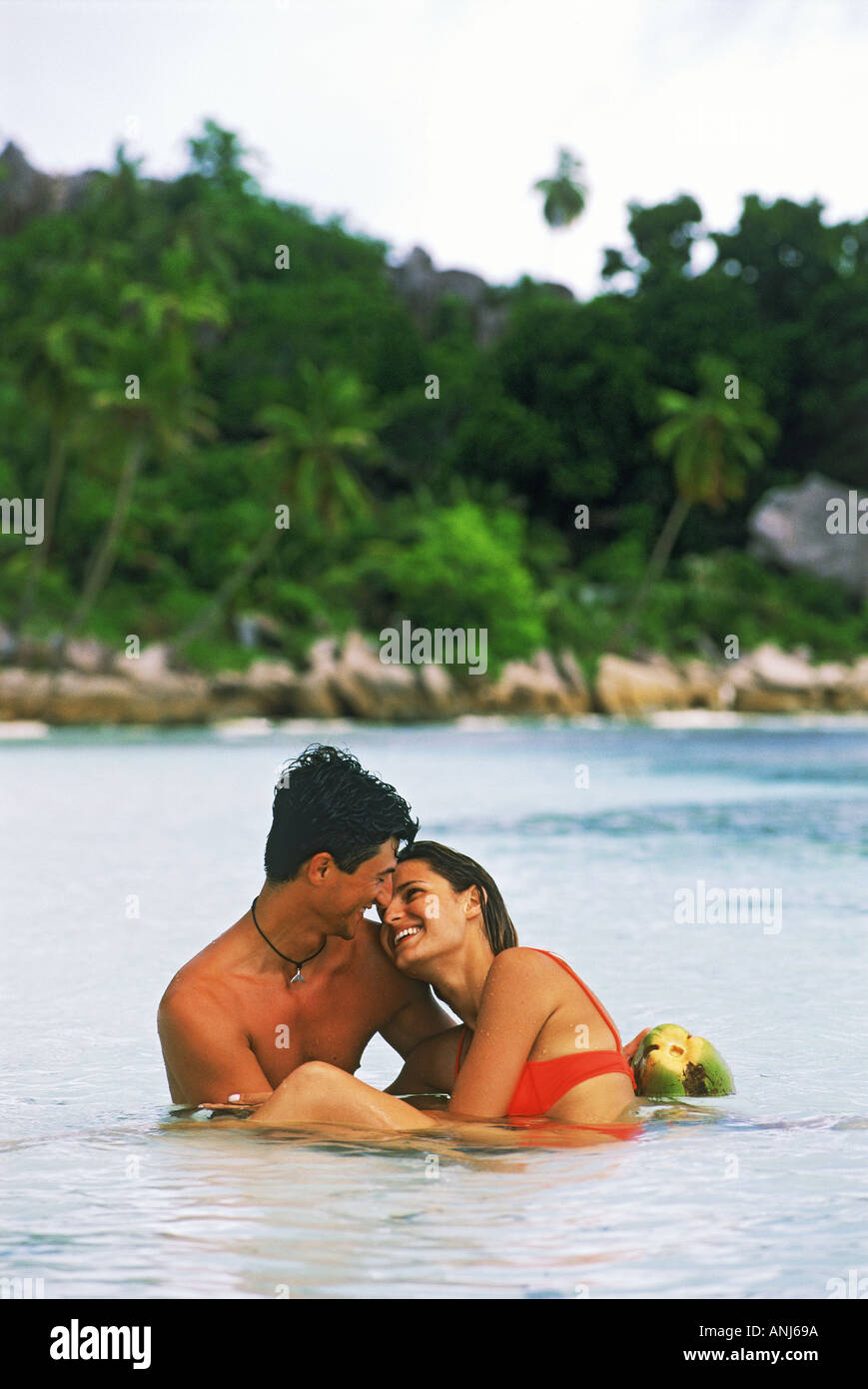 Paar in den Gewässern vor der Insel La Digue auf den Seychellen Stockfoto