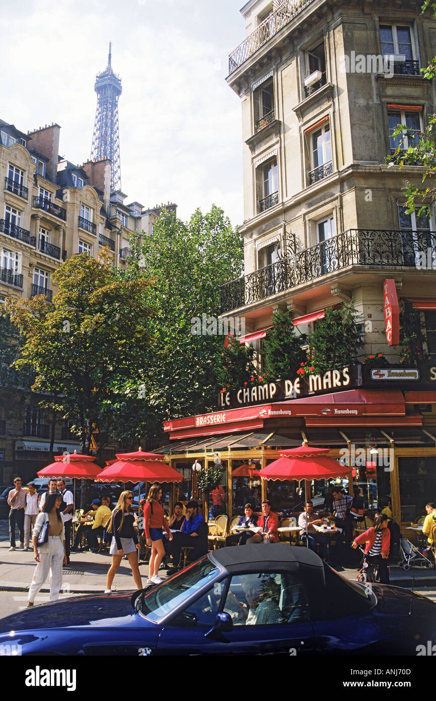 Leben und Bürgersteig Straßencafé in der Nähe von Eiffelturm in Paris Stockfoto